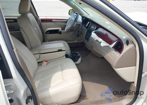 2005 Lincoln Town Car Signature Limited z USA, uszkodzony, nr VIN 1LNHM82WX5Y668903